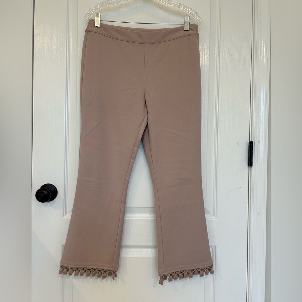 Naked Zebra Women’s Pink Cropped Rayon Spandex Pants Fringe Hem. Size Medium